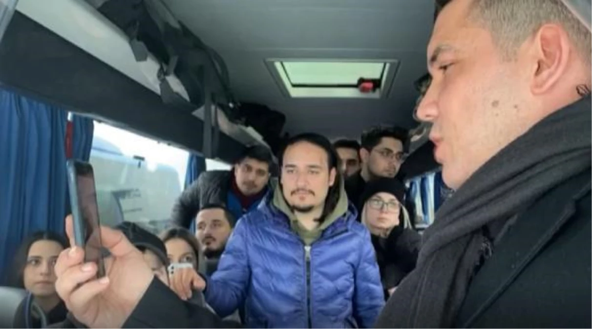Bakan Çavuşoğlu, Ukrayna\'dan tahliye edilen Türk vatandaşlarıyla görüntülü görüşme yaptı