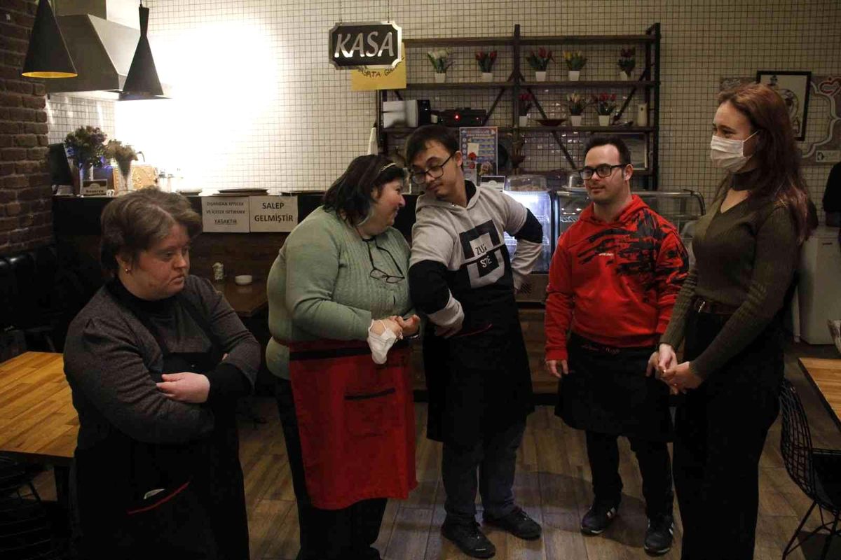 Bu kafede birlikte hayata atılıyorlar