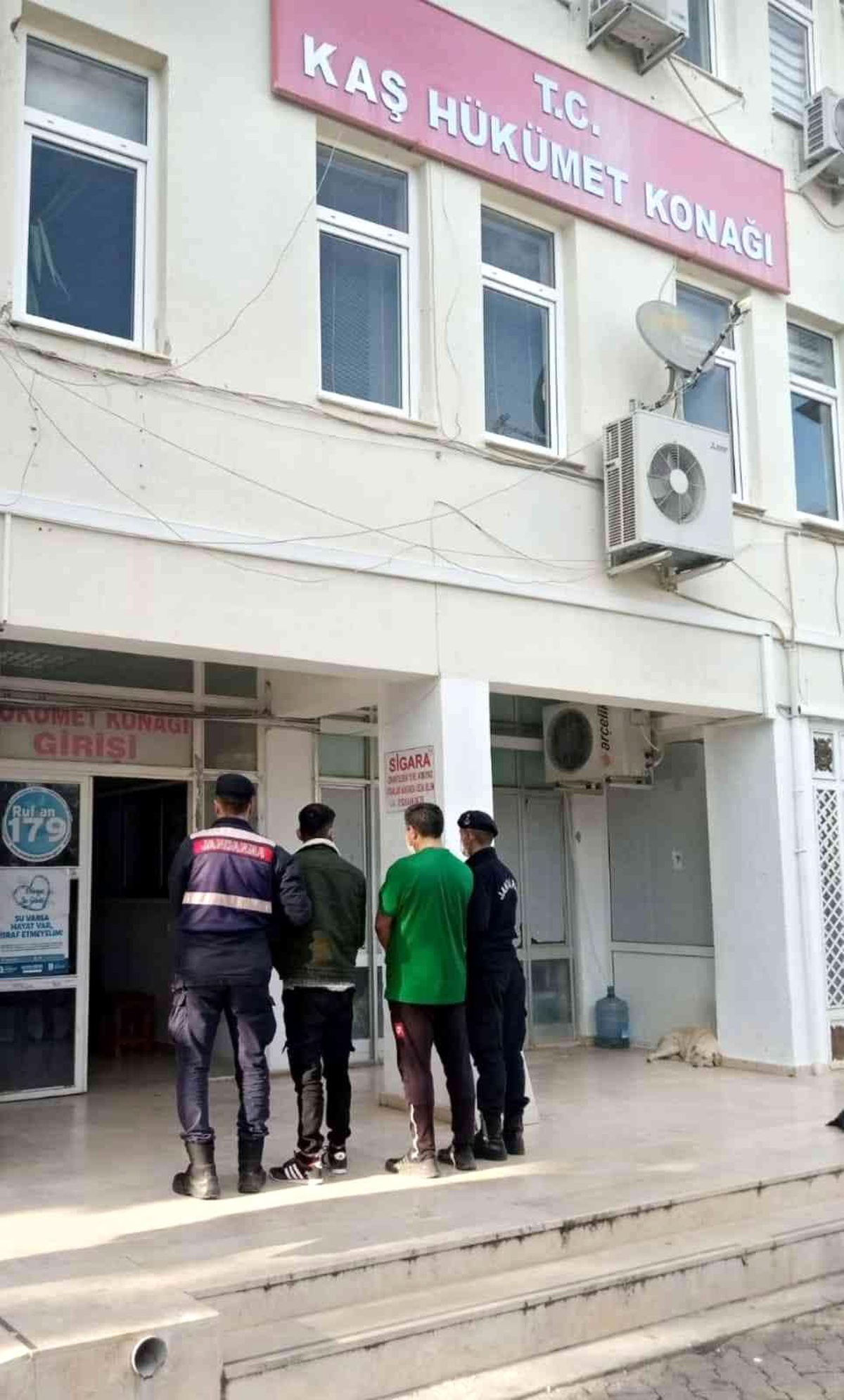 Çeşitli suç kaydı bulunan 2 kişi yakalandı