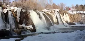 Donan Muradiye Şelalesi çözülmeye başladı