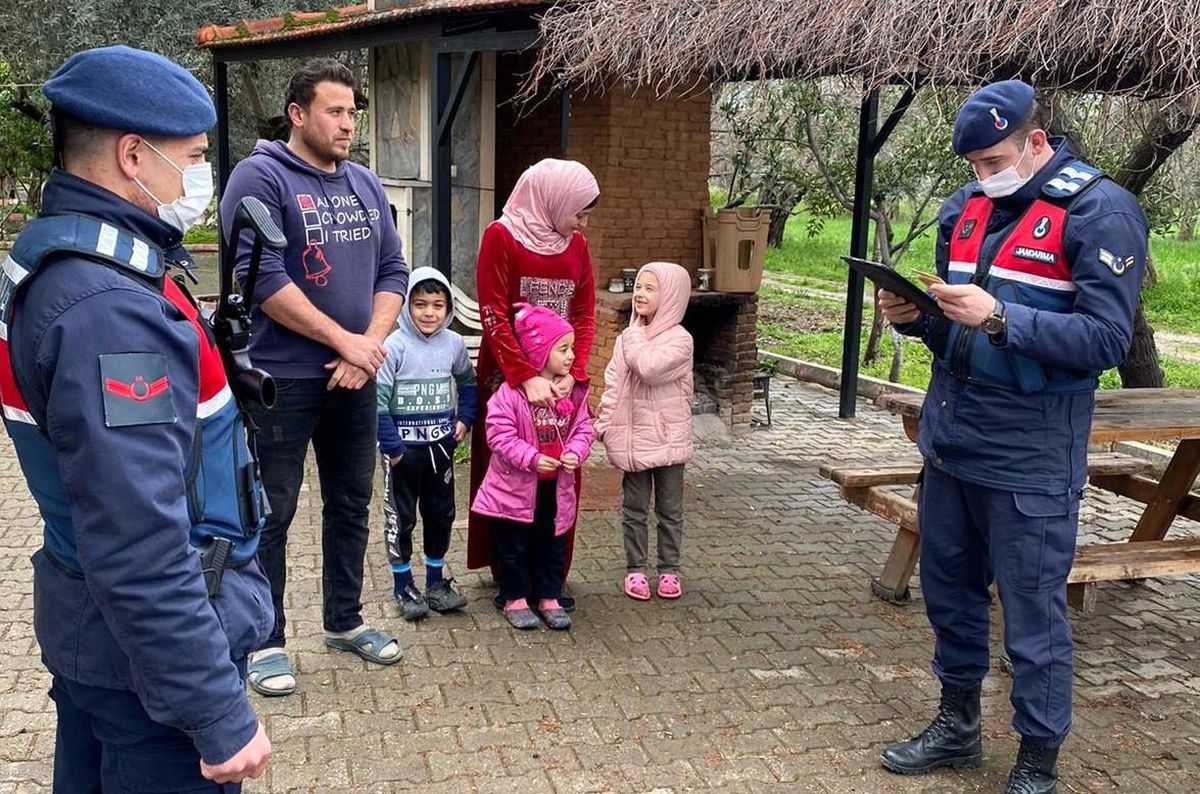İzmir\'de jandarmadan düzensiz göçle mücadele uygulaması