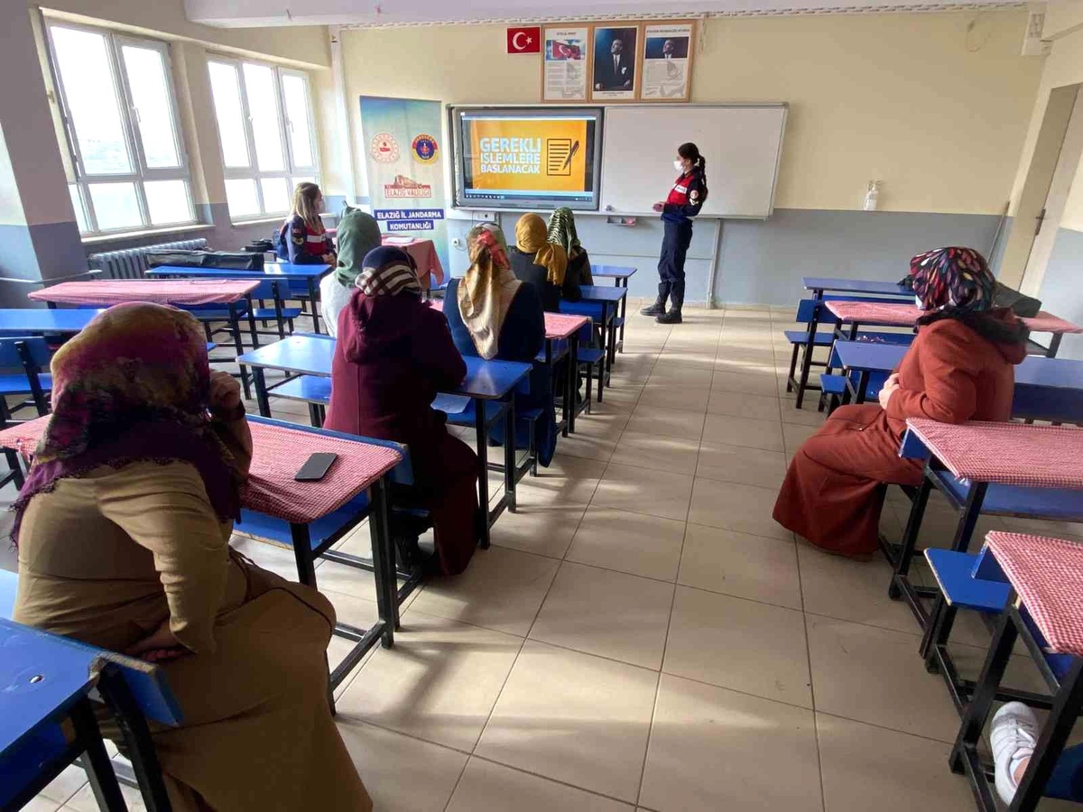 Elazığ\'da jandarmadan kadınlara ve öğrencilere sosyal farkındalık eğitimi