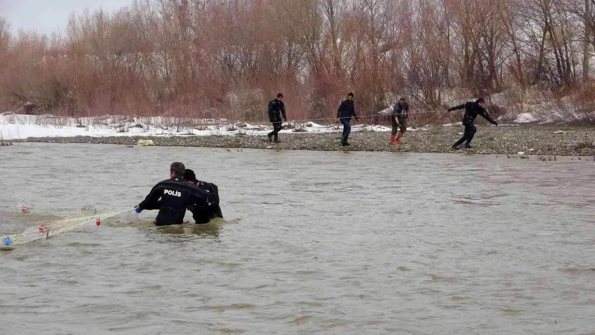 Muş\'ta Karasu Nehri\'ne düşen Yağmur için çalışmalara 5. günde ara verildi