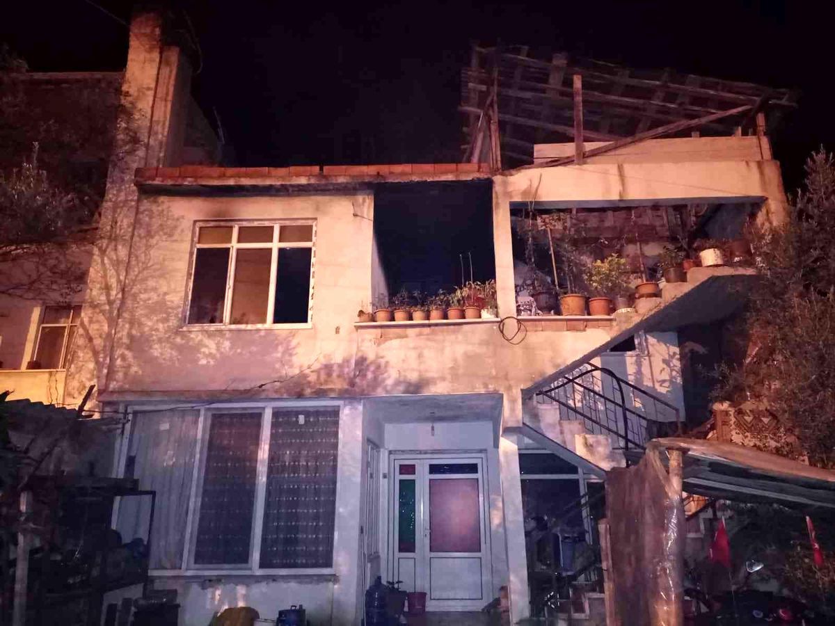 Osmaneli\'de 2 katlı evde yangın