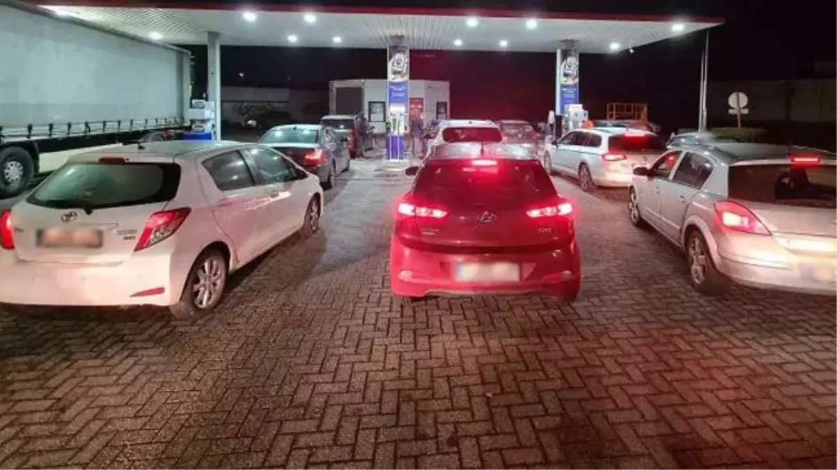 Rus işgali korkusunu sadece Ukraynalılar yaşamıyor! Aynı korkuyla Polonyalılar akaryakıt istasyonlarını doldurdu