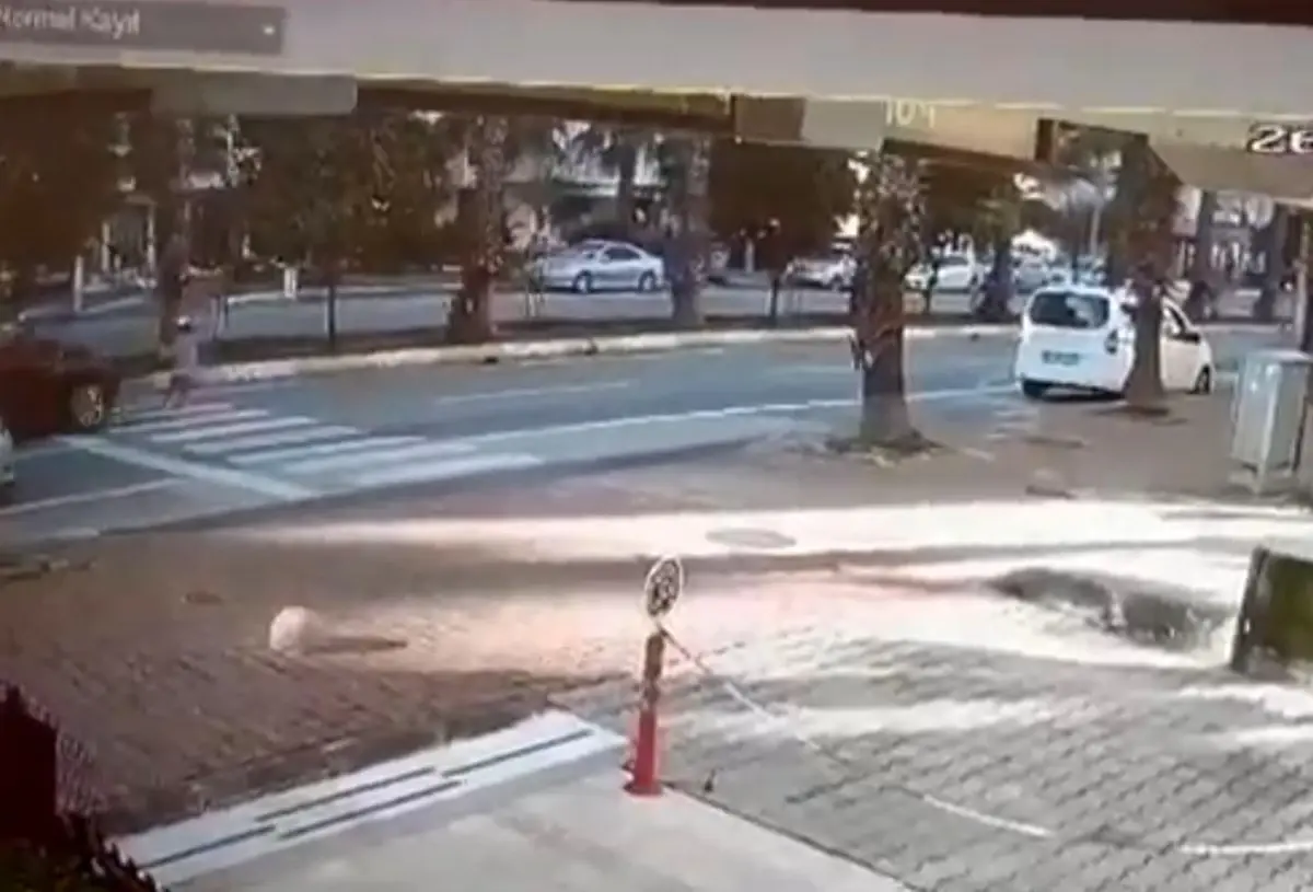 Son dakika 3. sayfa: Yaya geçidinden geçmek isteyen küçük kızın ölümden döndüğü anlar kamerada
