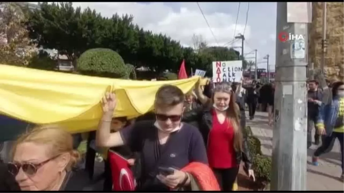 Antalya'da toplanan binlerce Ukraynalı, Putin'i kınadı