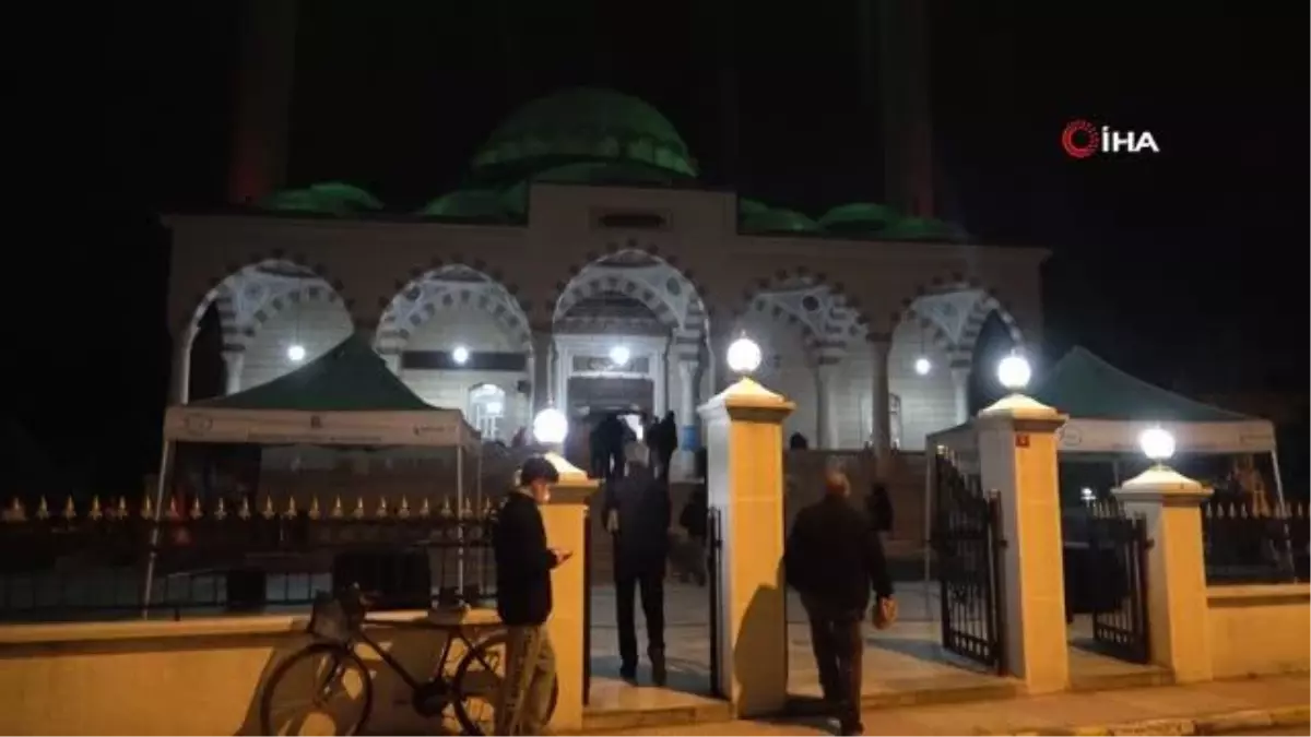 Balıkesir\'de İmam-ı Birgivi Cami Miraç Kandili\'nde doldu taştı