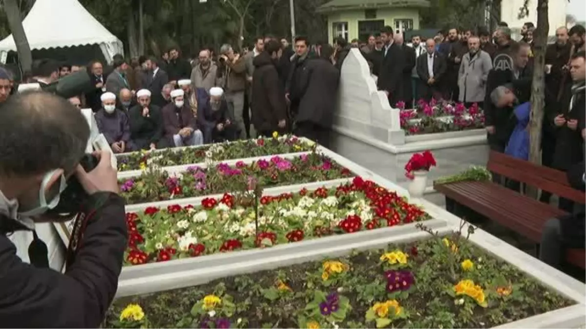 Eski başbakanlardan Necmettin Erbakan kabri başında anıldı