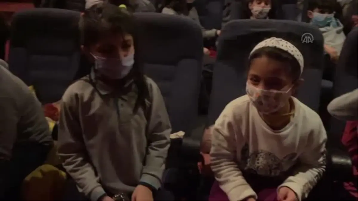 İzmirli iş kadını dezavantajlı bölgelerde yaşayan çocukları tiyatroyla tanıştırıyor