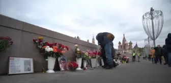 Rus muhalif Boris Nemtsov ölüm yıl dönümünde öldürüldüğü yerde anıldı