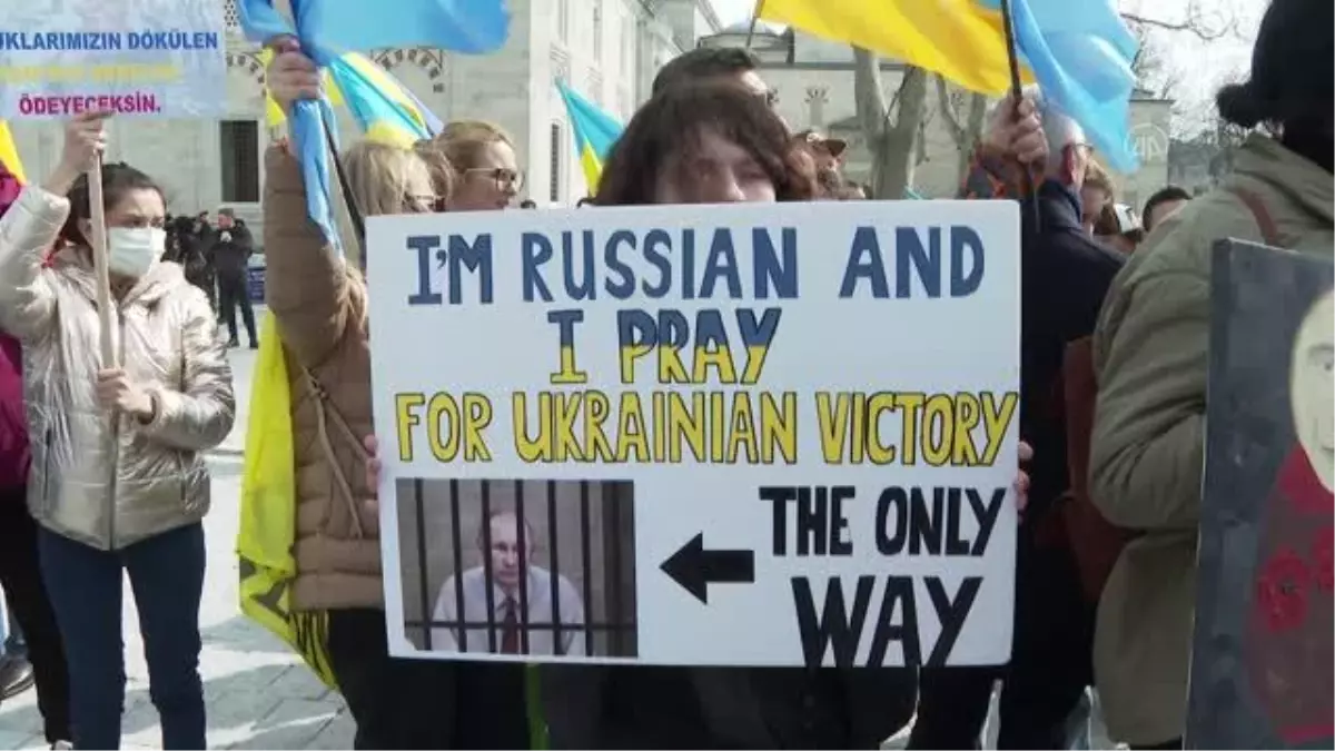 Rusya'nın Ukrayna'ya saldırısı İstanbul'da protesto edildi