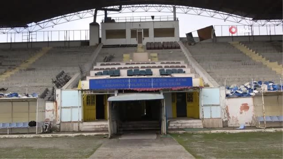 Top koşturduğu stadın yıkılışına şahit olan eski kalecinin duygusal anları