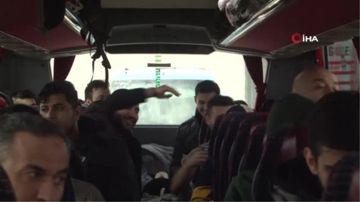 Ukrayna\'dan gelen Türkler otobüsün içinde İHA\'ya konuştu