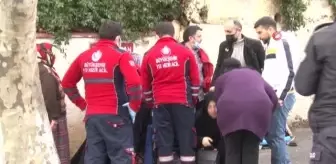 Üsküdar'da ağaca çarpan otomobil yan yattı... Kadın sürücü uzun süre gözyaşı döktü