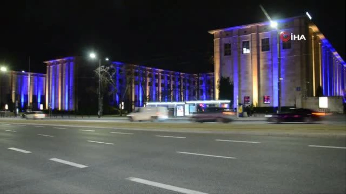 Varşova\'da devlet binalarına Ukrayna bayrağının renkleri yansıtıldı