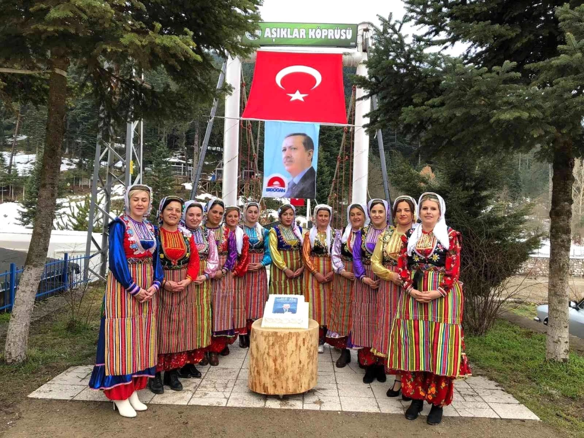 Son dakika... Yöresel kıyafetlerini giyip kliple Cumhurbaşkanı Erdoğan\'ın doğum gününü kutladılar