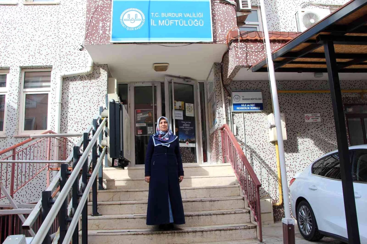 28 Şubat mağduru öğretmenlik hayalini kadınlara Kur\'an Kerim öğreterek gerçekleştirdi