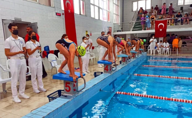 Adana'da Yüzme Milli Takım Seçme Yarışları tamamlandı