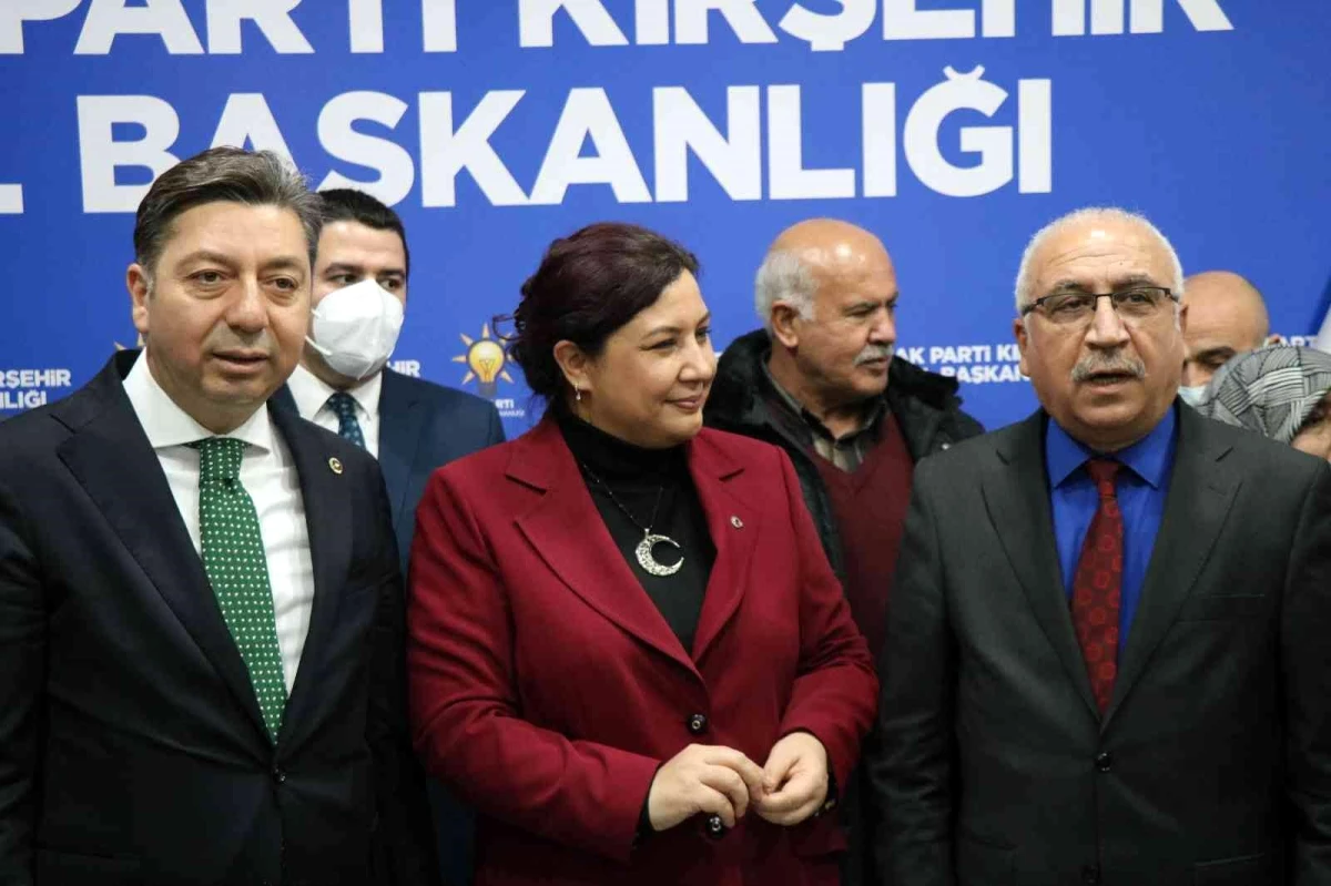 AK Parti, CHP\'li belediye meclis üyelerine rozet taktı