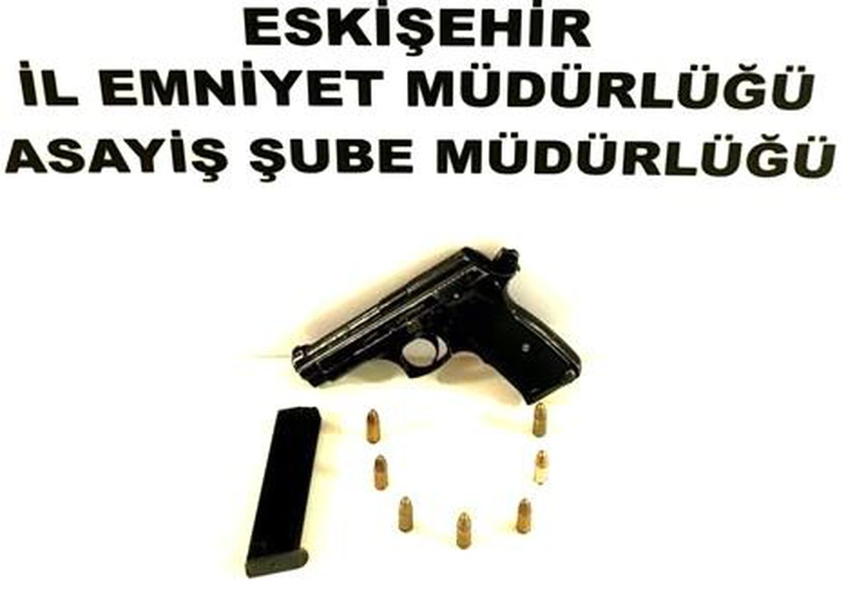 Alkollü işletmedeki kontrolde bir şahsın üzerinde silah bulundu
