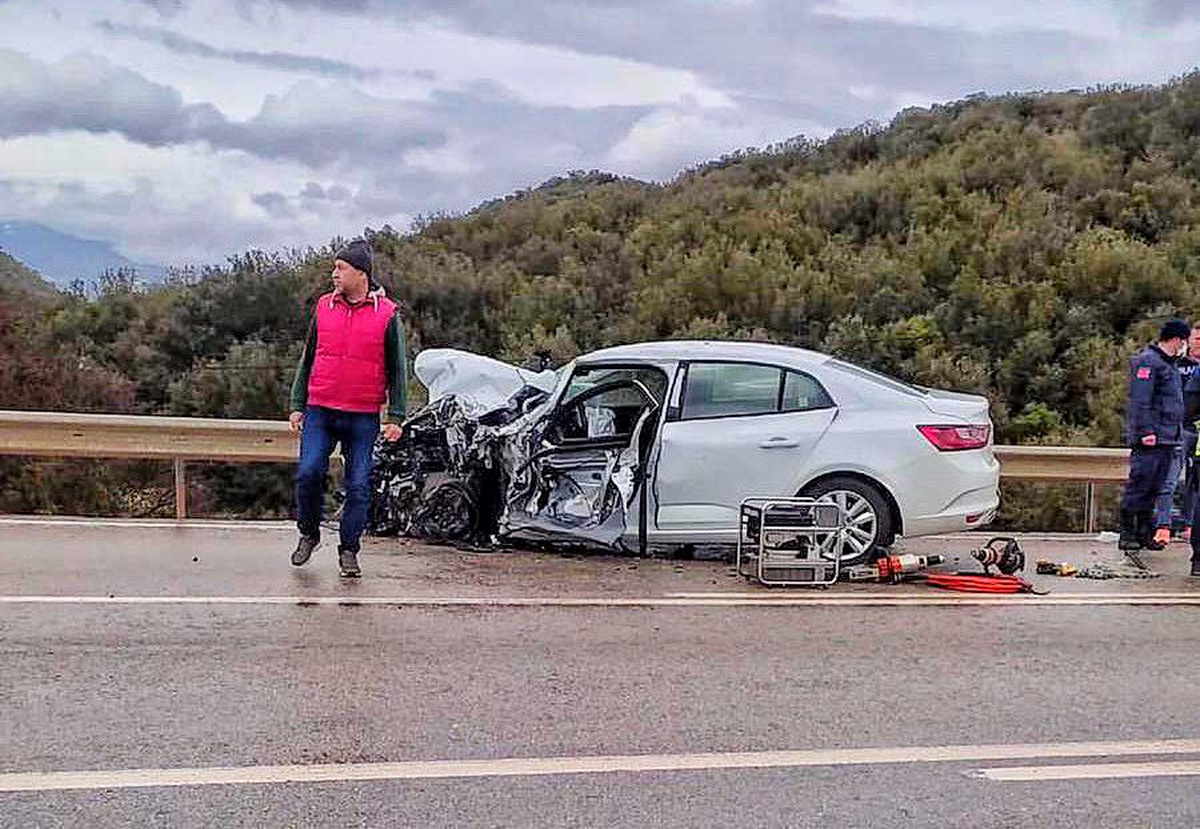 Son dakika haberleri... Antalya\'da minibüsle otomobilin çarpıştığı kazada 1 kişi öldü, 2 kişi yaralandı
