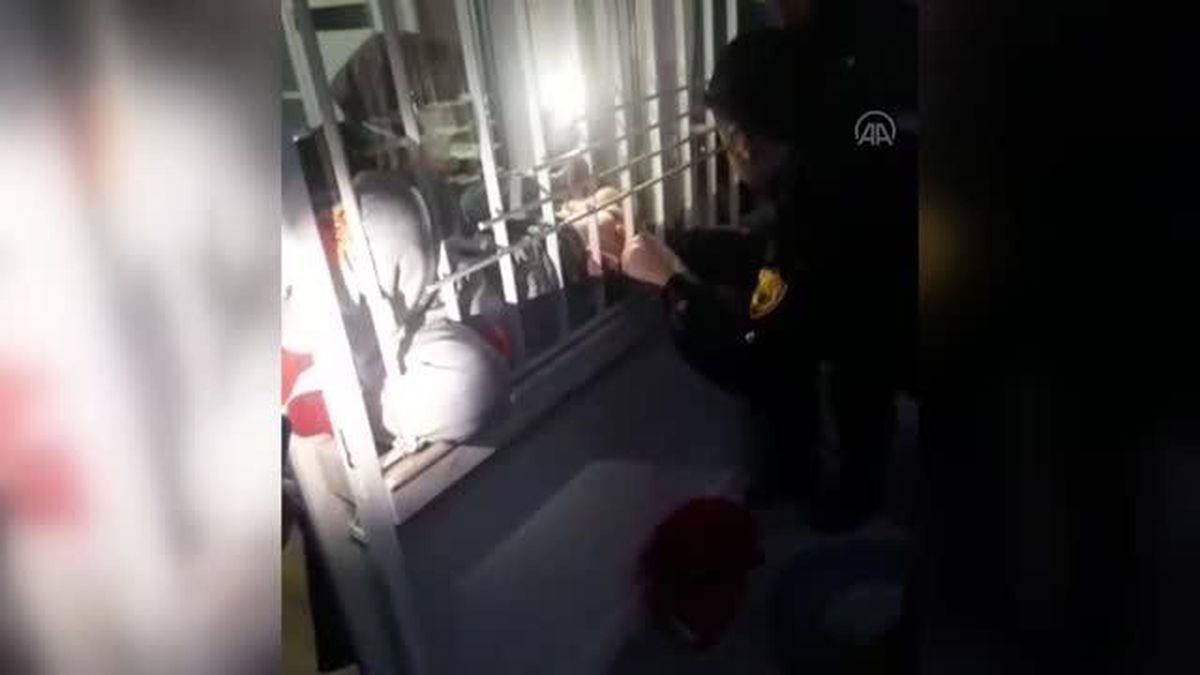 Son dakika: Ayağı pencerenin demir korkuluğuna sıkışan çocuğu itfaiye kurtardı
