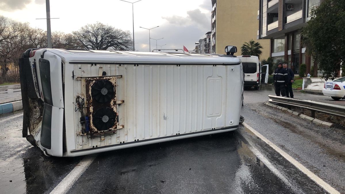 Aydın\'da iki minibüsün çarpışması sonucu 11 kişi yaralandı