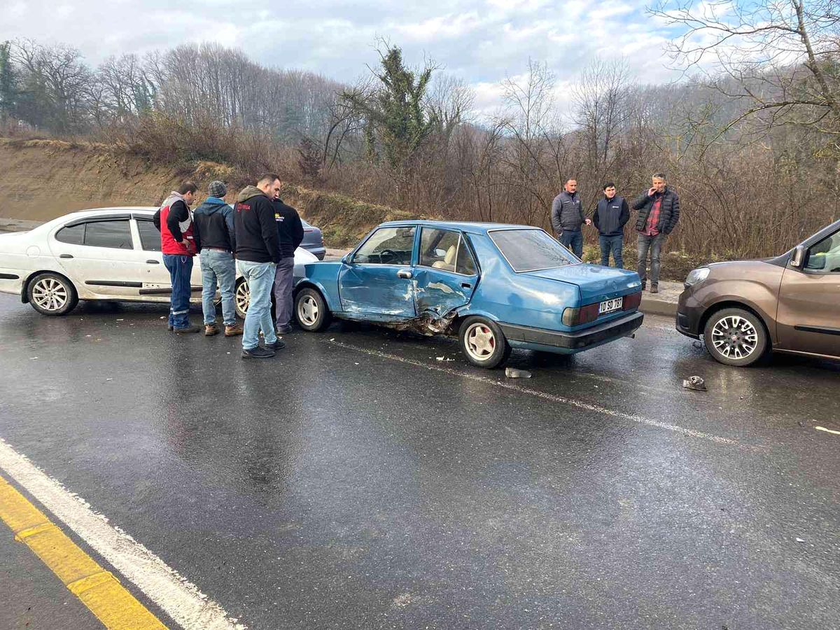 Aynı istikamette giden otomobillerin çarpışması güvenlik kamerasına yansıdı