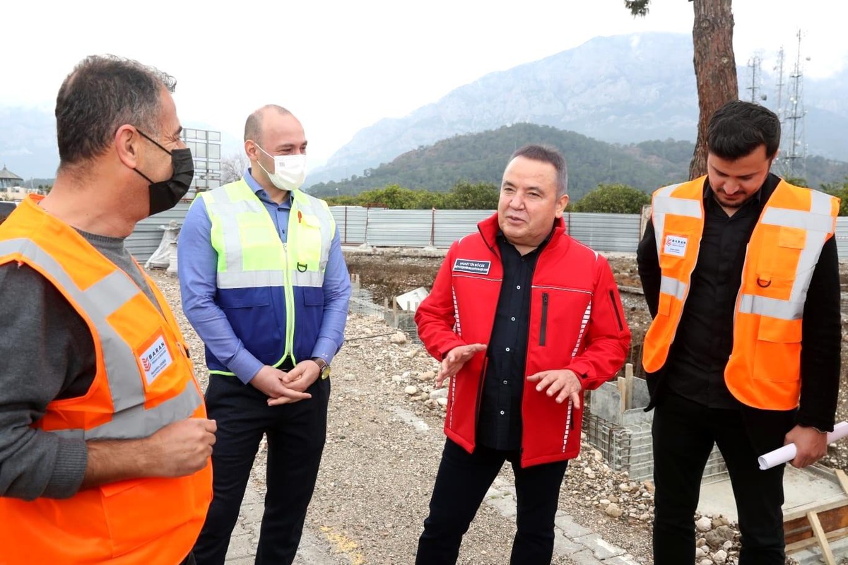 Başkan Böcek, Kemer otopark ve pazar yeri inşaatını inceledi