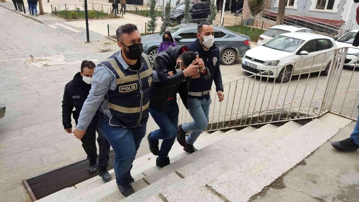 Besni\'de iş yerlerinden hırsızlık yapan şahıs yakalandı