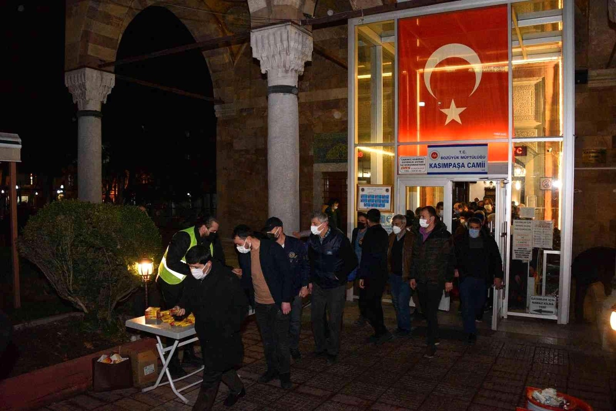 Bozüyük Belediyesi\'nden kandil şekeri ikramı