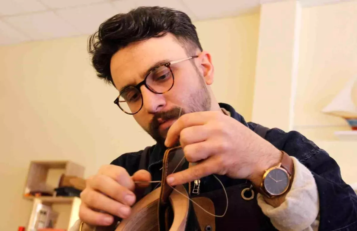 Bu iş için mühendisliği bıraktı, şimdilerde sanatını derilere işliyor