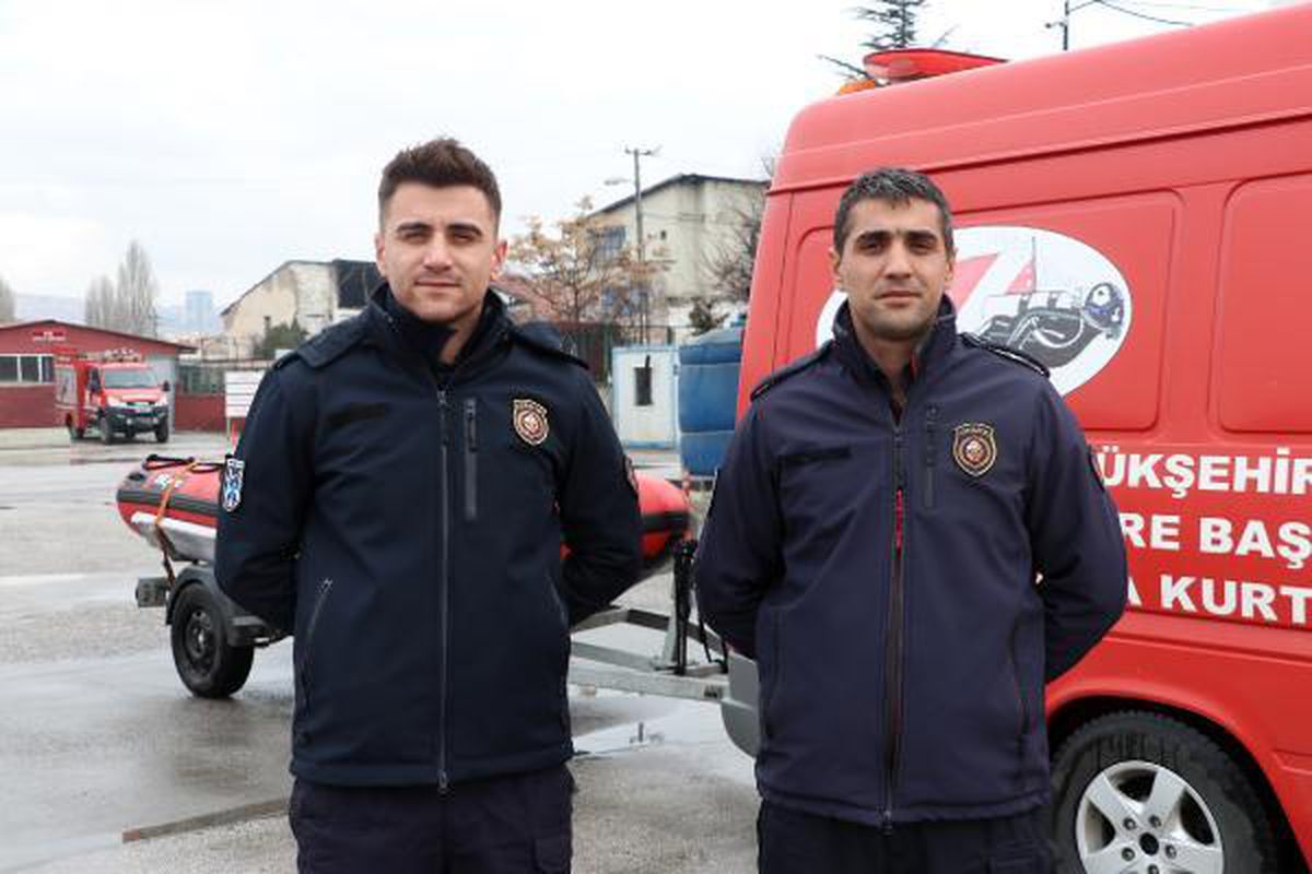Dalgıç ağabey-kardeş omuz omuza can kurtarıyor