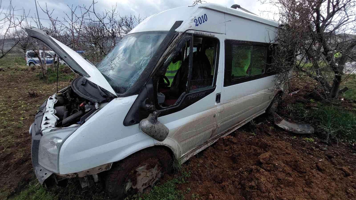 Freni tutmayan okul servisi tarlaya girdi: 5 öğrenci yaralı