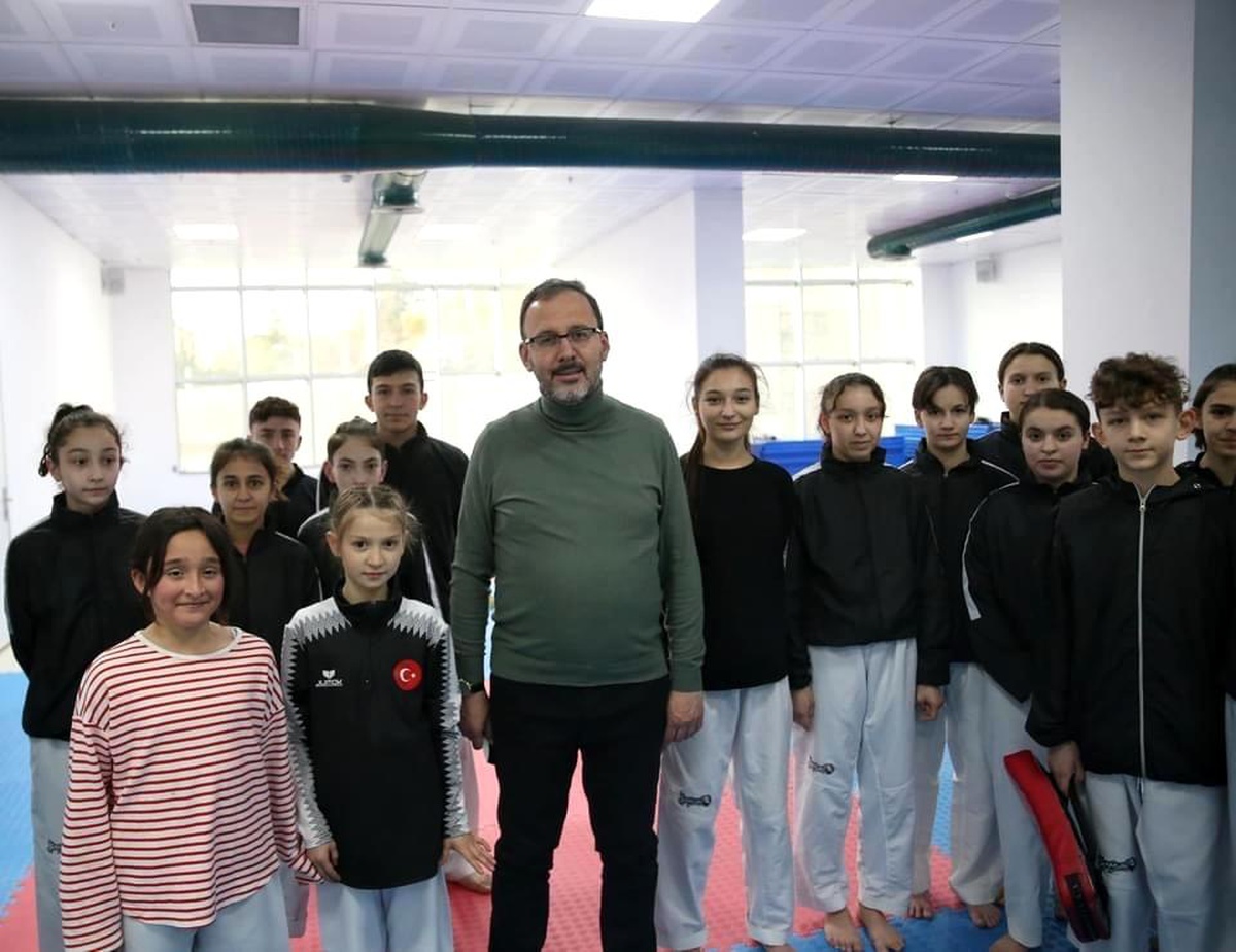 Son dakika haber! Gençlik ve Spor Bakanı Kasapoğlu\'ndan Bozüyük\'e sürpriz ziyaret