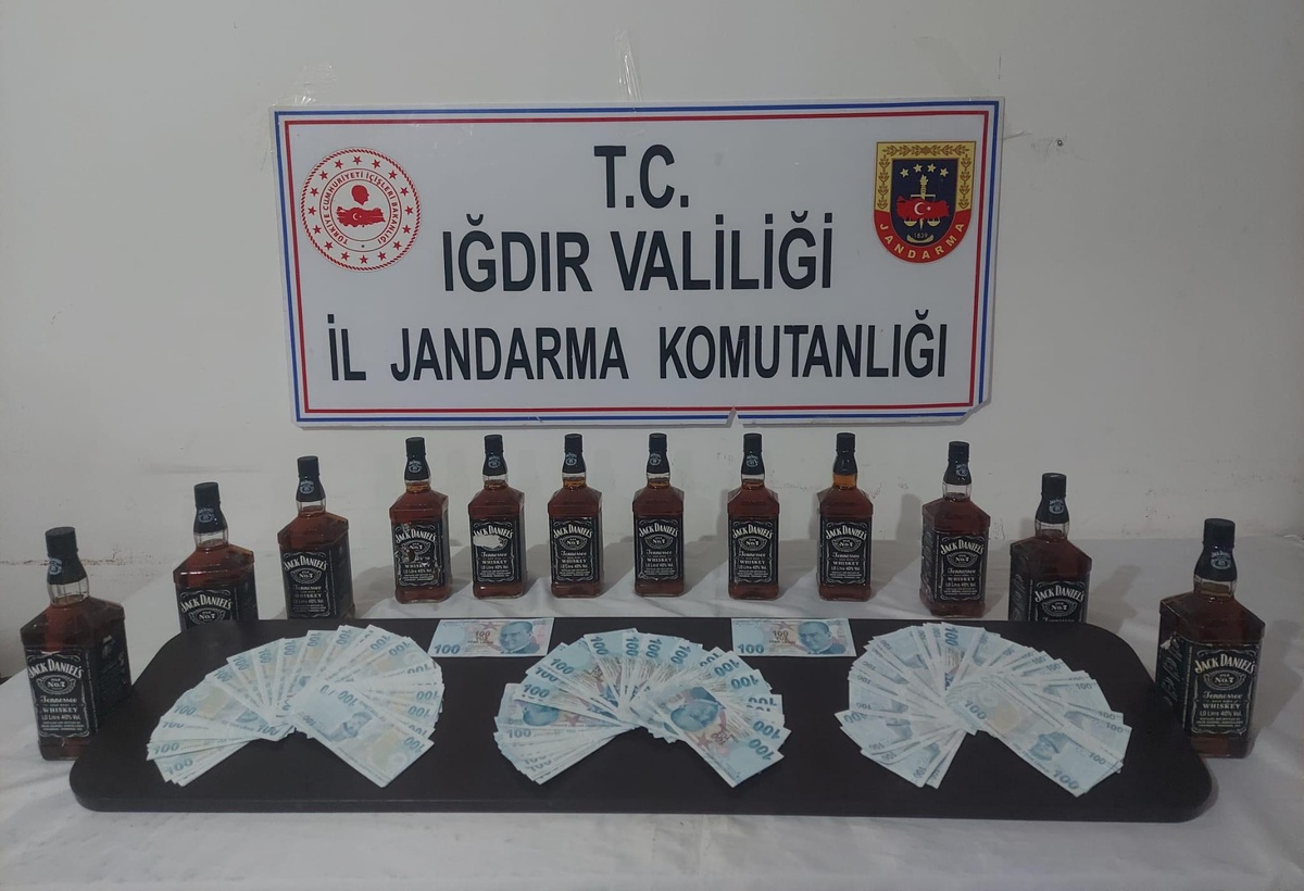 Iğdır\'da piyasaya sahte banknot sürdükleri iddiasıyla 2 kişi yakalandı
