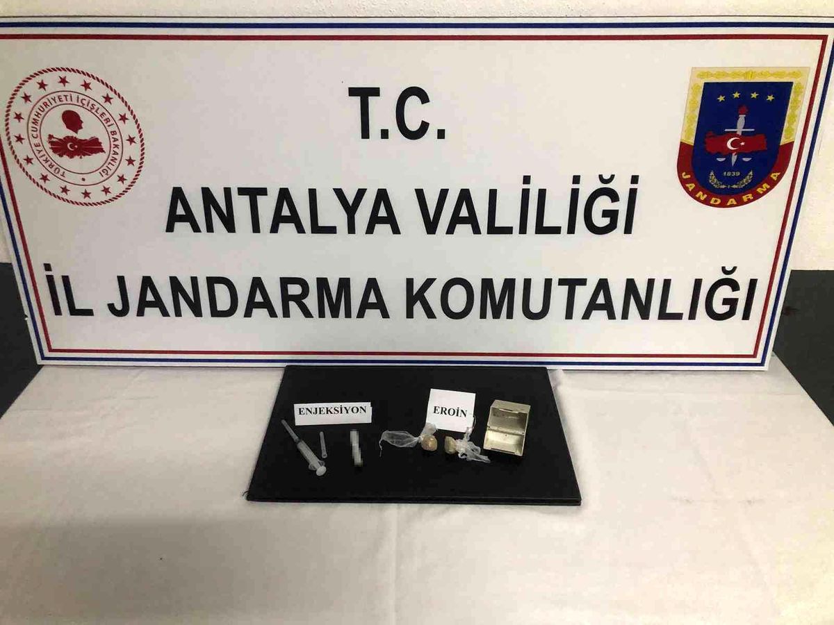 Son dakika haberleri... Jandarma ekiplerinin şüphelendiği 2 kişinin üzerinde eroin bulundu