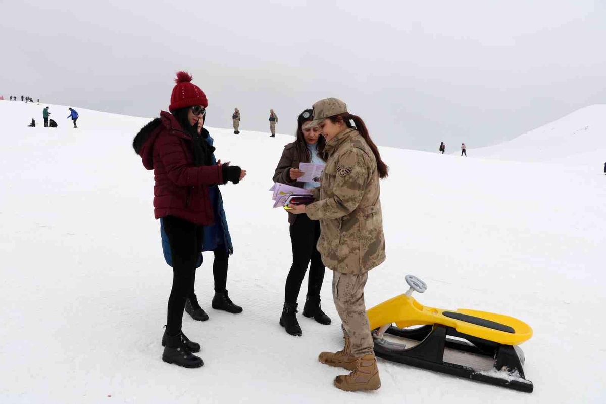 Son dakika haber! Jandarma, kayak merkezinde KADES\'i tanıttı