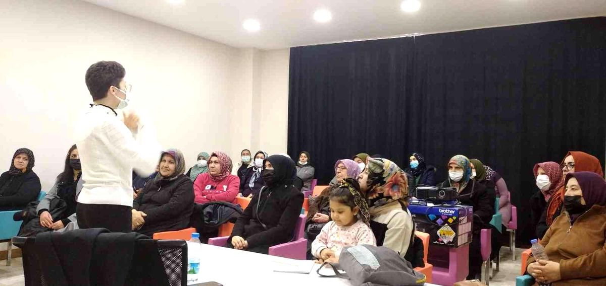 Kadınlara \'Öğrenci Başarısını Arttırmada Ebeveynin Rolü\' anlatıldı