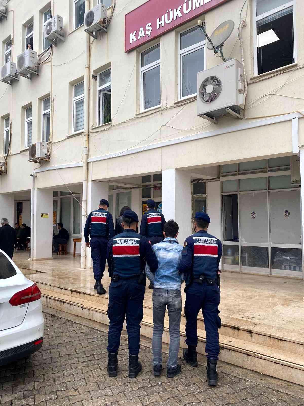 Kendisini \'Banka çalışanı\' olarak tanıtan dolandırıcı tutuklandı