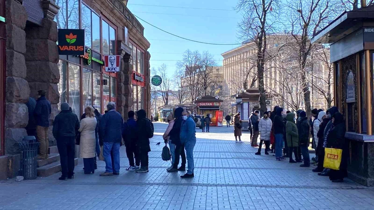 Kiev\'de sokağa çıkma yasağının ardından halk marketlere akın etti