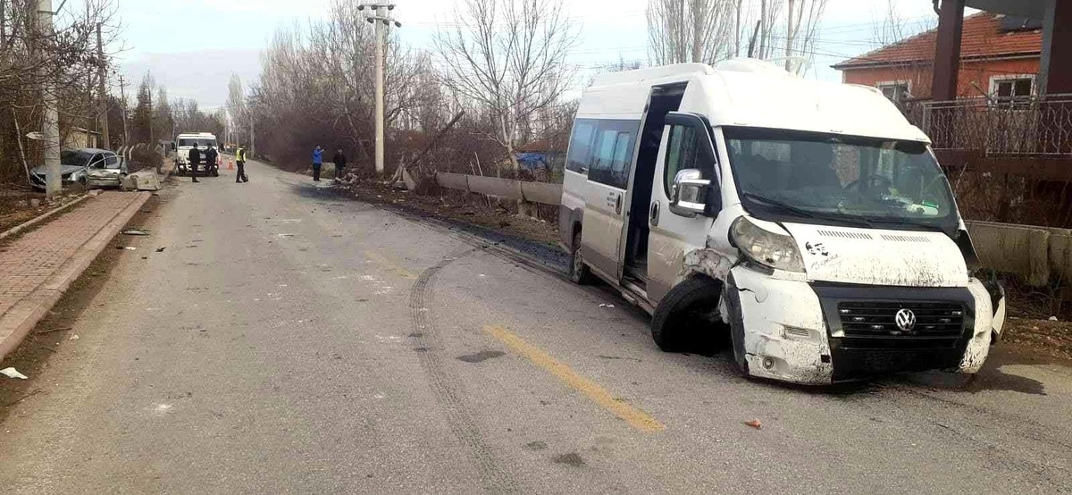 Konya\'da öğrenci servisi ile otomobil çarpıştı: 14 yaralı