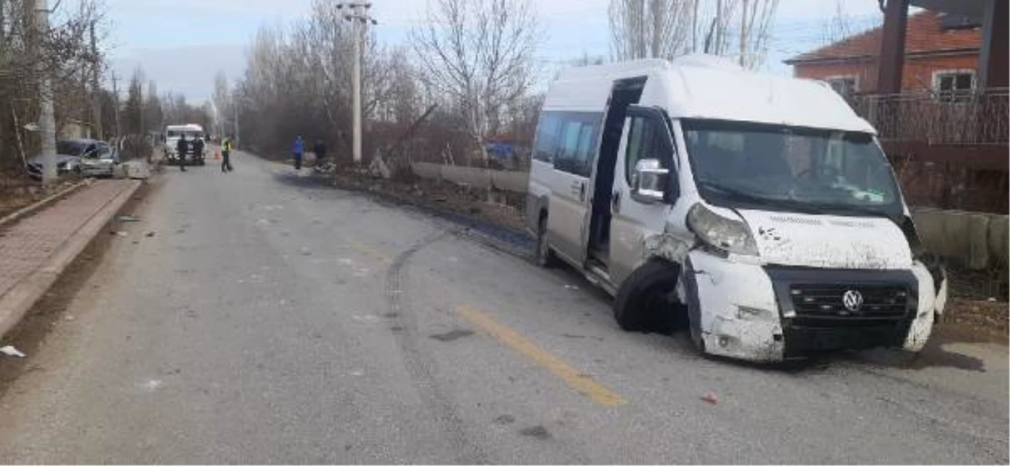 Konya\'da öğrenci servisi, otomobile çarptı: 14 yaralı