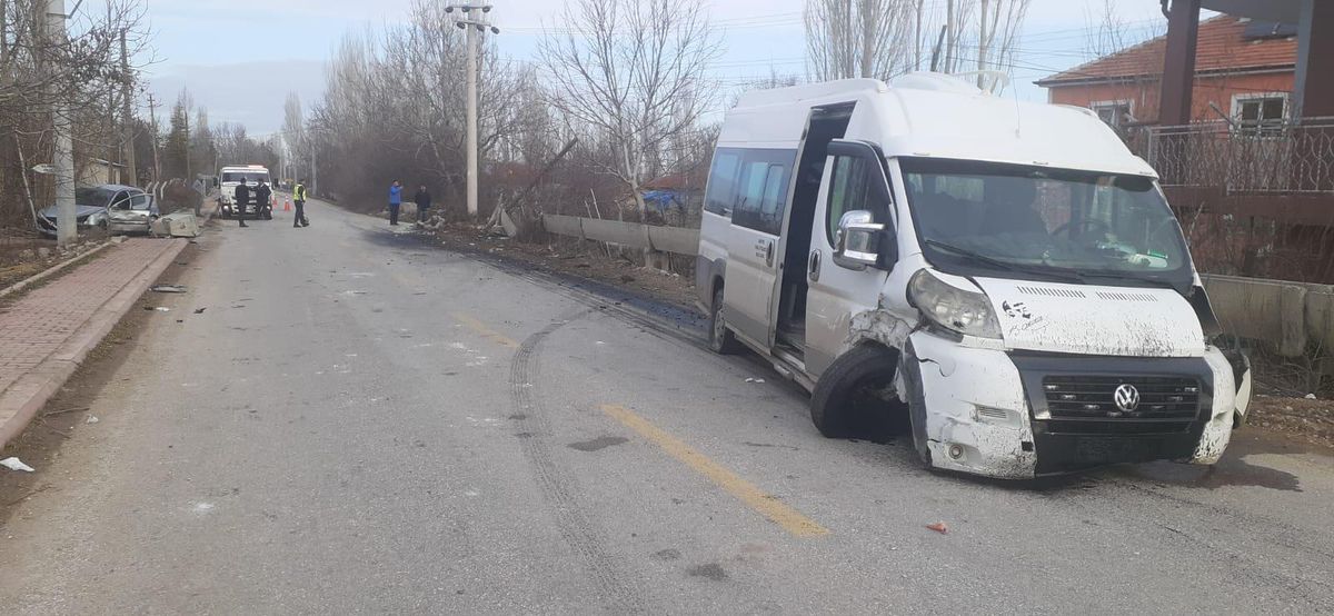 Konya\'da öğrenci servisiyle otomobilin çarpışması sonucu 14 kişi yaralandı