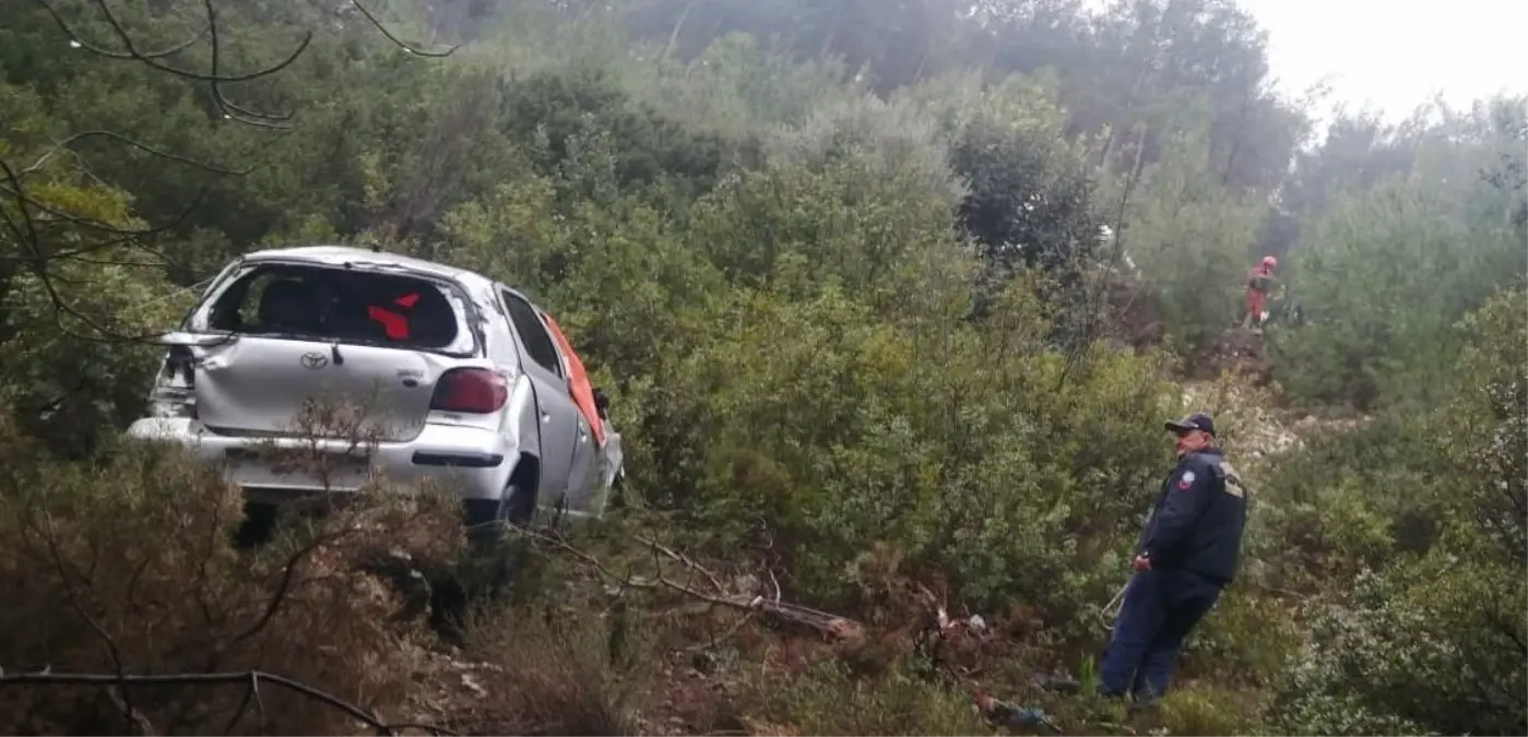 Şarampole devrilen otomobildeki 3 sağlık çalışanı yaralandı