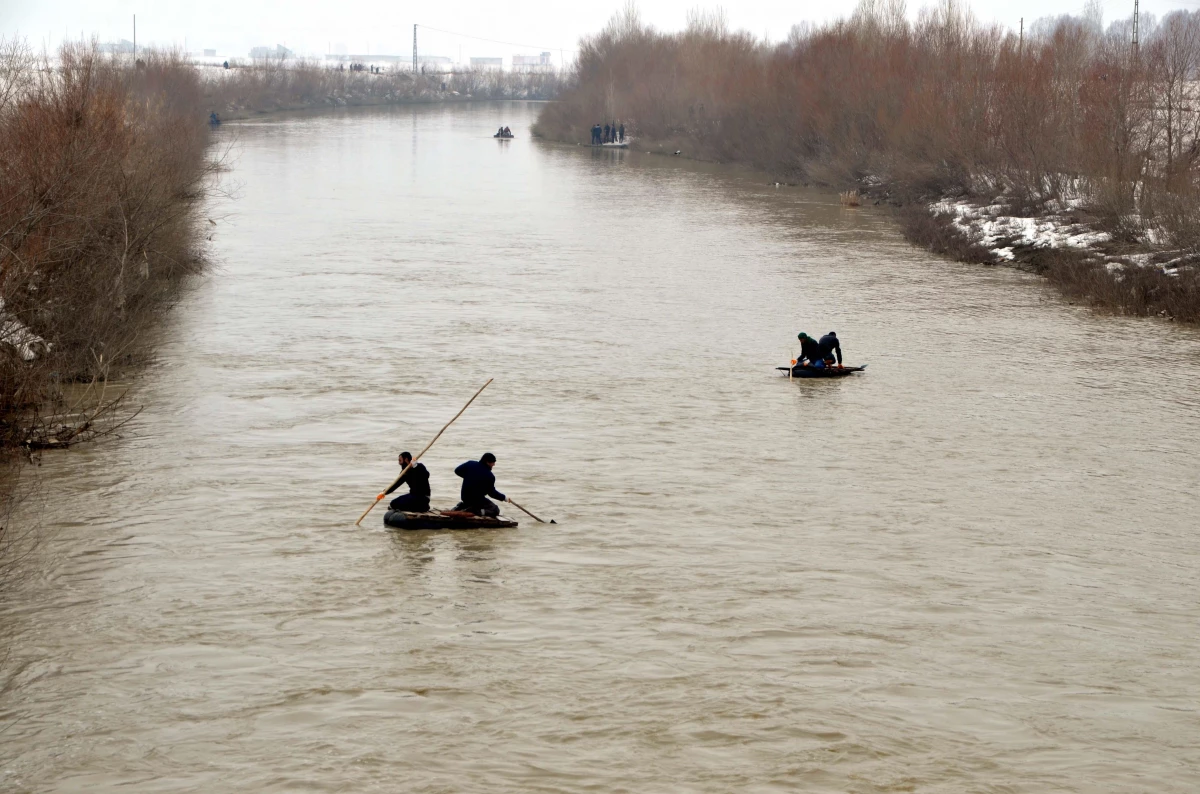 Karasu Nehri\'ne düşen lise öğrencisini arama çalışmalarına ara verildi