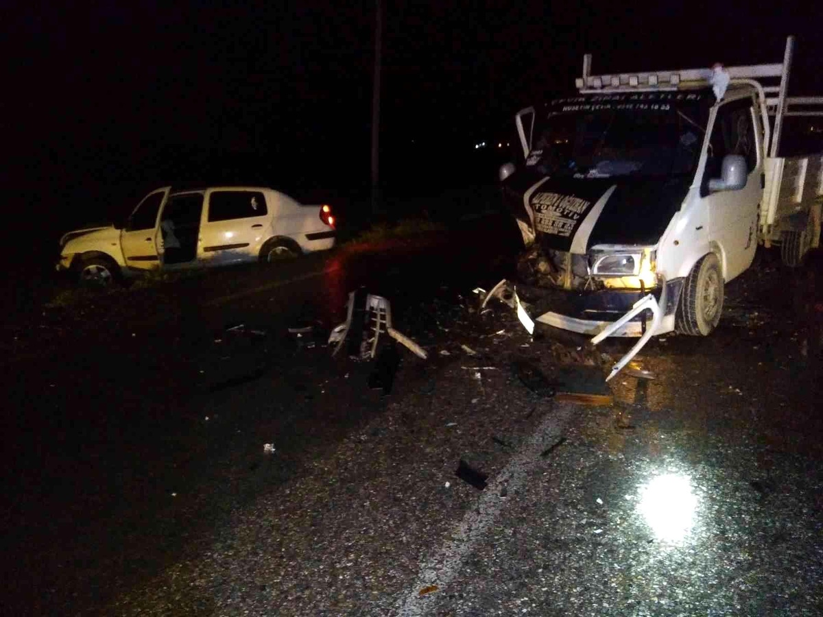 Otomobil ile kamyonet kafa kafaya çarpıştı: 1 yaralı