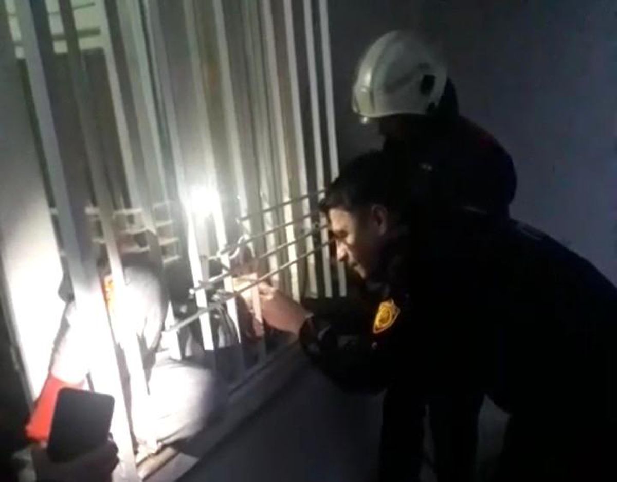 Oyun sırasında parmağı parmaklıklara sıkışan küçük kızın yardımına itfaiye koştu