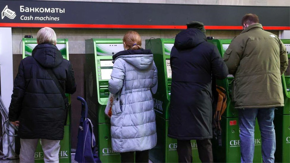 Rusya Merkez Bankası, rublenin tarihi değer kaybının ardından faizleri iki katından fazla artırdı
